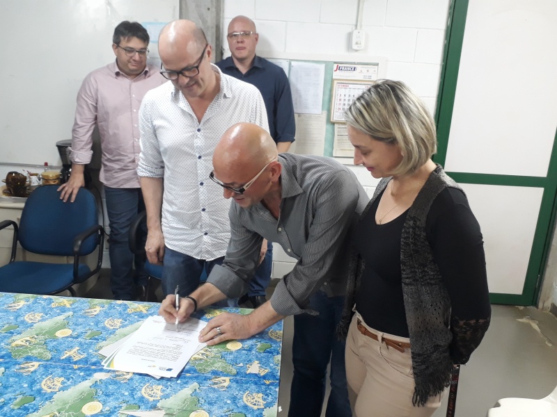 O diretor da Escola Básica Municipal Conselheiro Mafra, Ramides Sedilson Pessatti,assinou o termo de doação e disse estar muito feliz em honrado com a iniciativa da CDL e o apoio da TIE.